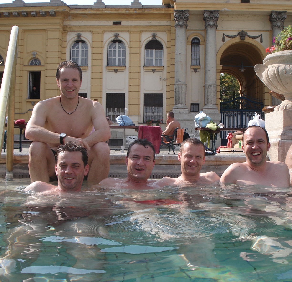 Baden im historischen Bad in Budapest