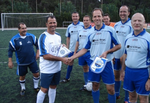 Wimpelübergabe beim legendären Mallorca-Spiel